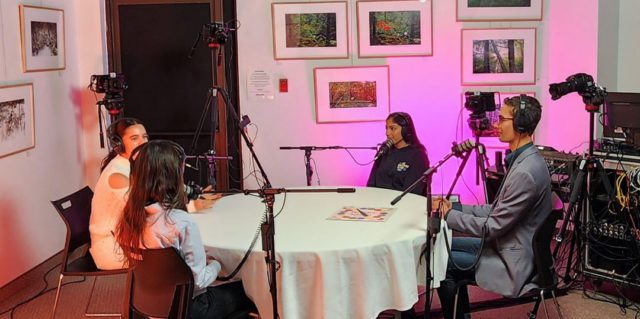 Jeunes enregistrant un balado