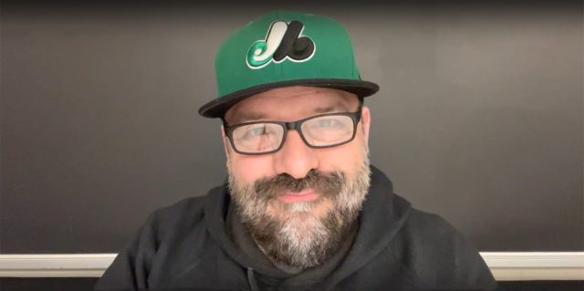 Stéphane Paquette devant un tableau noir