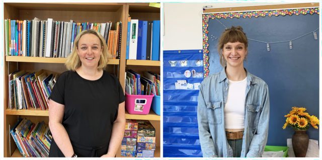 Deux femmes devant une tableau noir et une bibliothèques de jeux et livres pour enfants