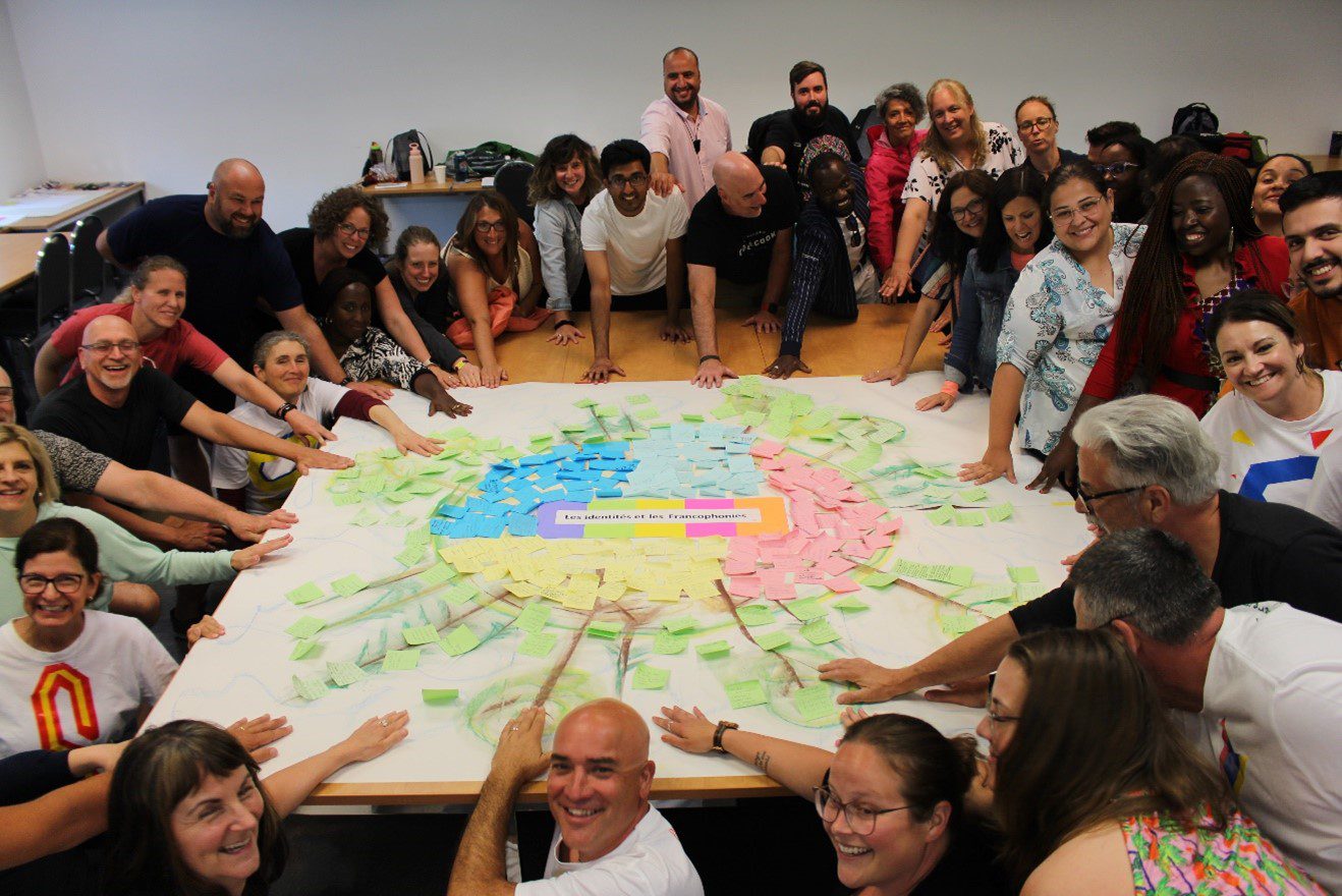 Stagiaires autour d'une planète représentant la francophonie