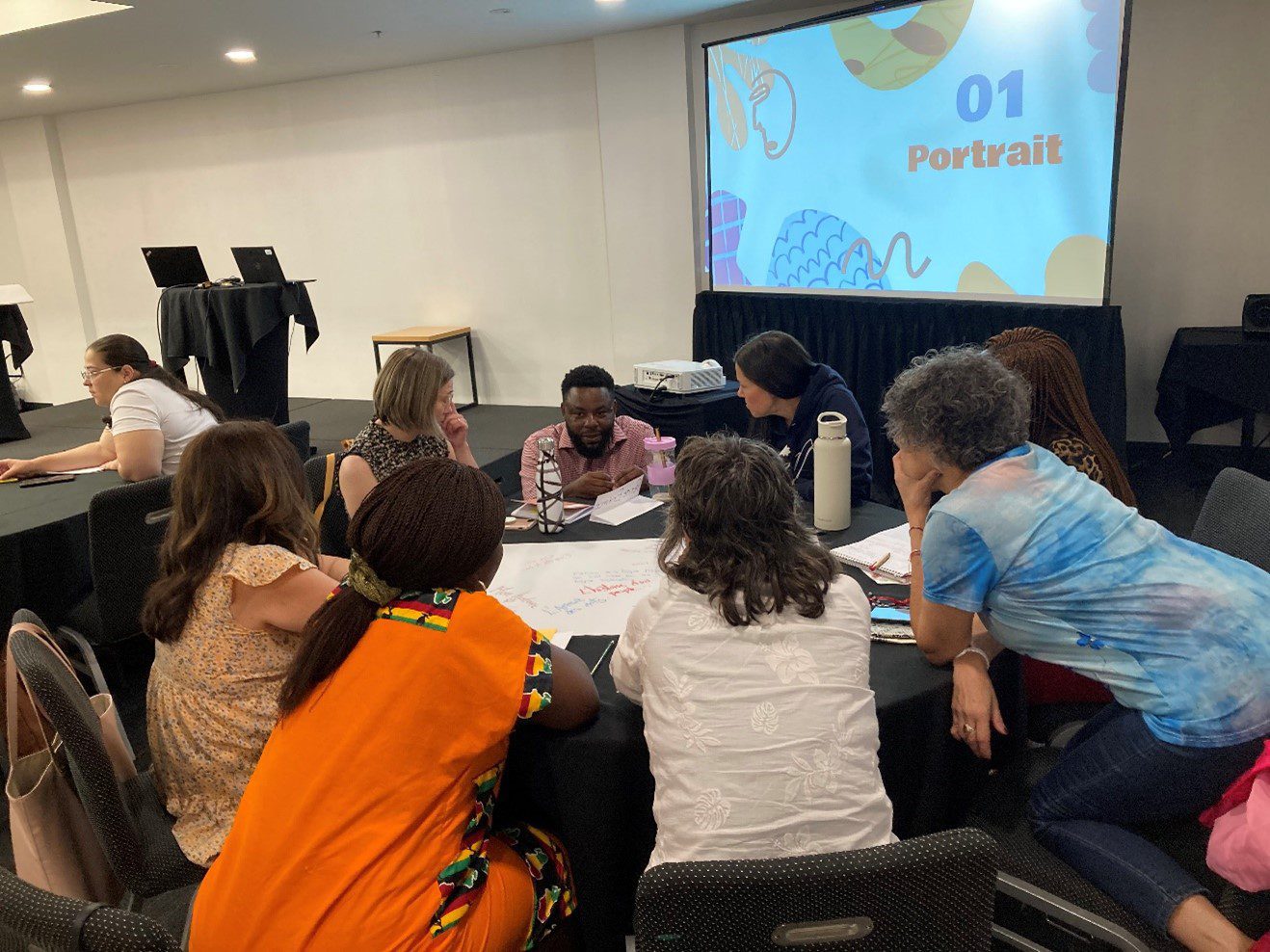 Stagiaires en cercle autour d'une table en discussion